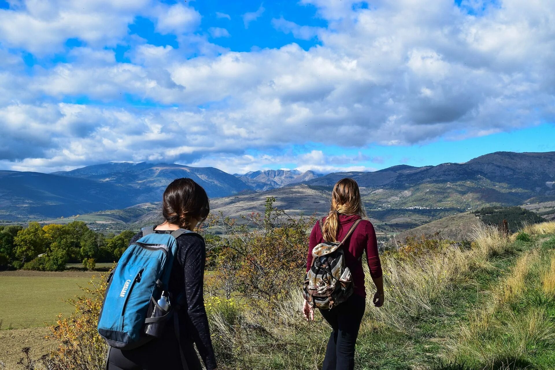 People started travelling. Треккинг хайкинг. Прогулка в горах. Путешествие в горы. Горы туризм.