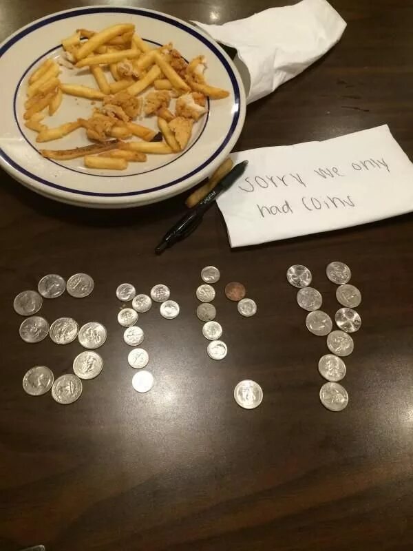 чаевые в ресторане. сколько людей оставляют чаевые. чаевые в ресторане. счет в кафе. оставить чаевые официанту.