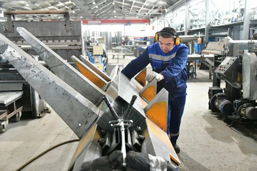 Производство. Тюмень промышленность. Рабочий на заводе. Тюменские производители. Промышленность тюмени