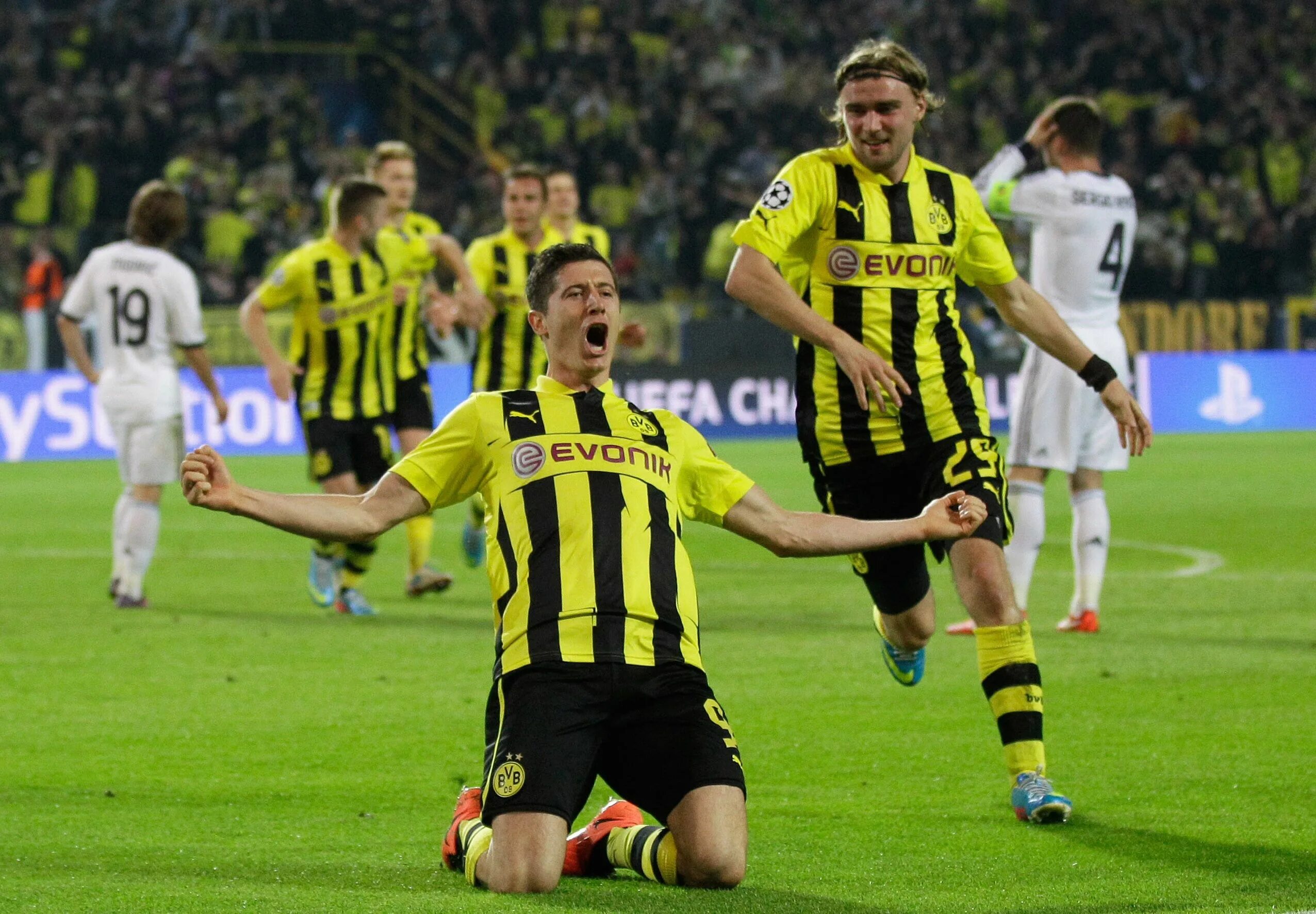 Дортмунд реал 4 1. Borussia dortmund vs real madrid. Боруссия мадрид. Lewandowski borussia 2011. Реал боруссия.