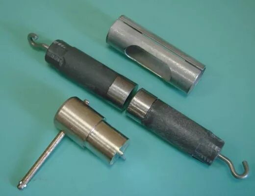 Два свинцовых цилиндра. Сжимаемость газа жидкости и твердых. Сцепление свинцовых цилиндров опыт. Цилиндер свинцовые со стругом. Два свинцовых цилиндра.