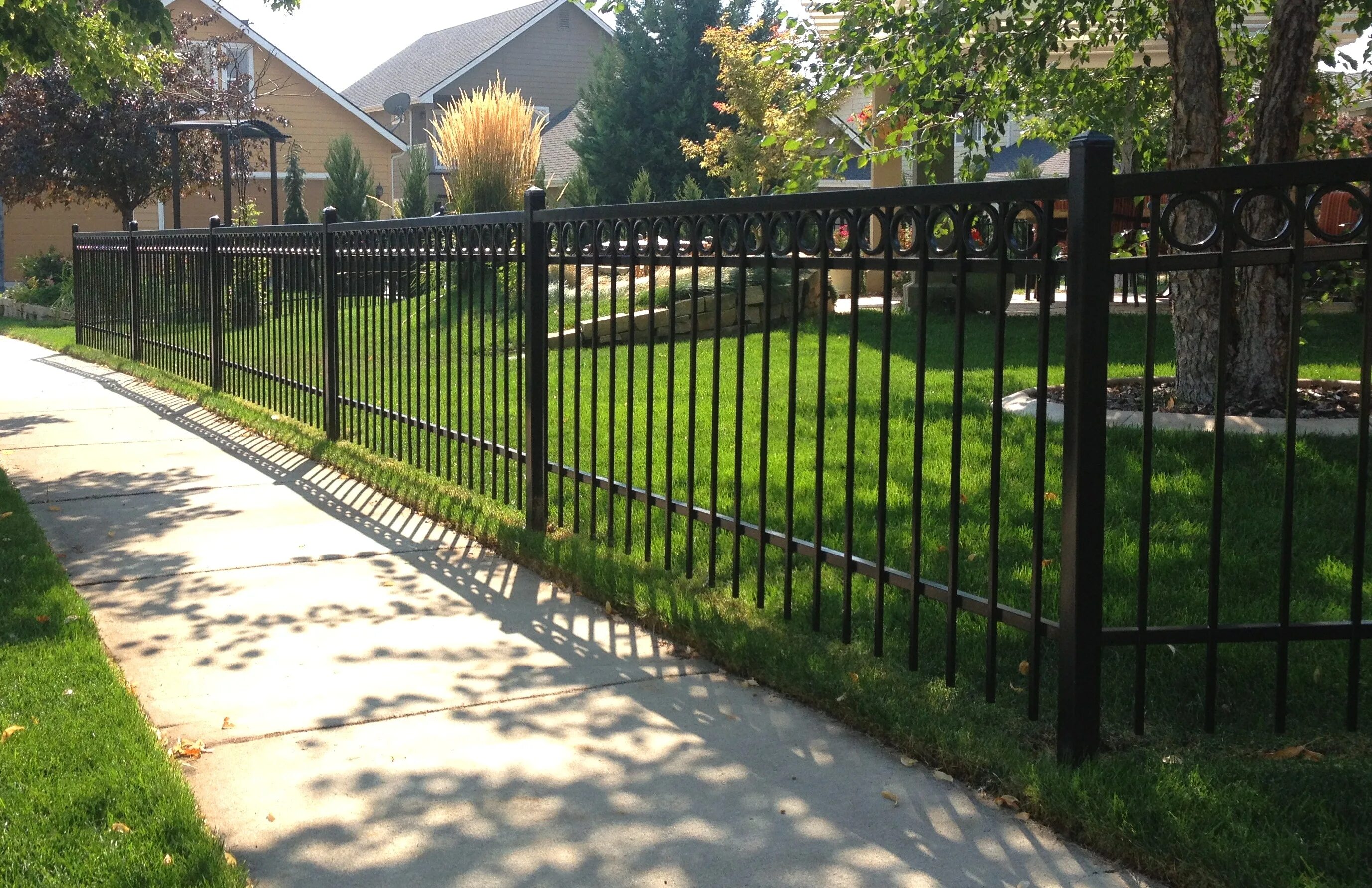 Ornamental Iron Fencing. Металлический забор. Ограждение территории. Красивый металлический забор.