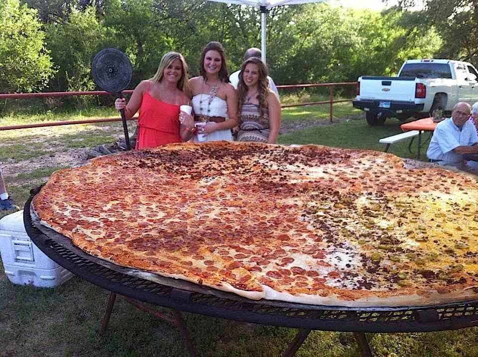 Огромная пицца. Самая большая пицца. Самая большая пицца в мире. Огромная еда. Самые большие питания