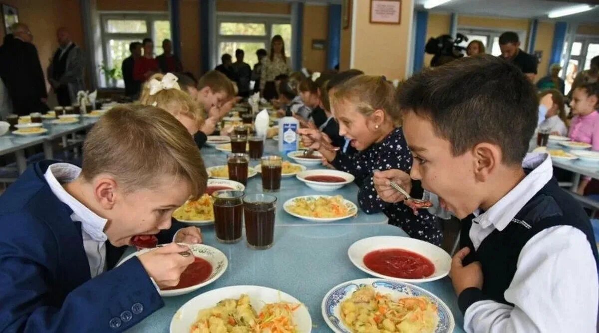 Питание в школе. Мос питание в школе. Обед в школе. Еда в московских школах. Школьный стол.