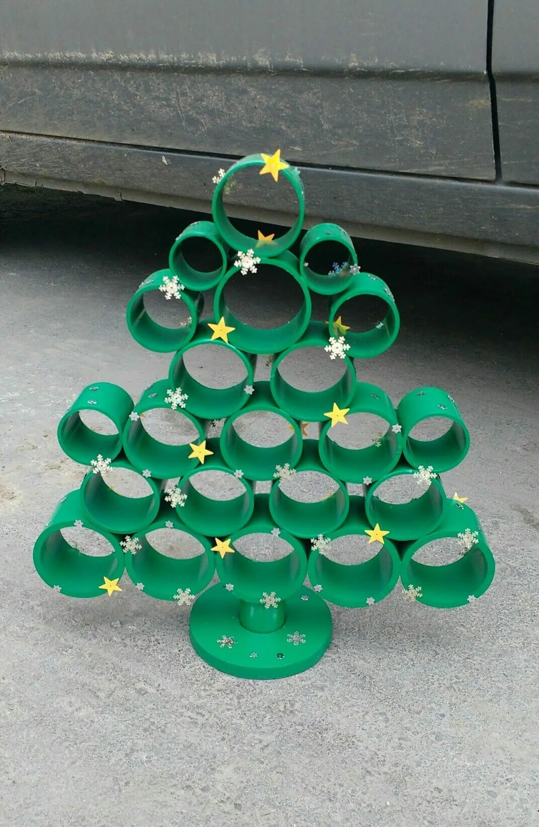 Елочка из трубок. Елка из труб пвх. Как сделать елку из труб. Елка из труб. Новогодняя елка из труб.