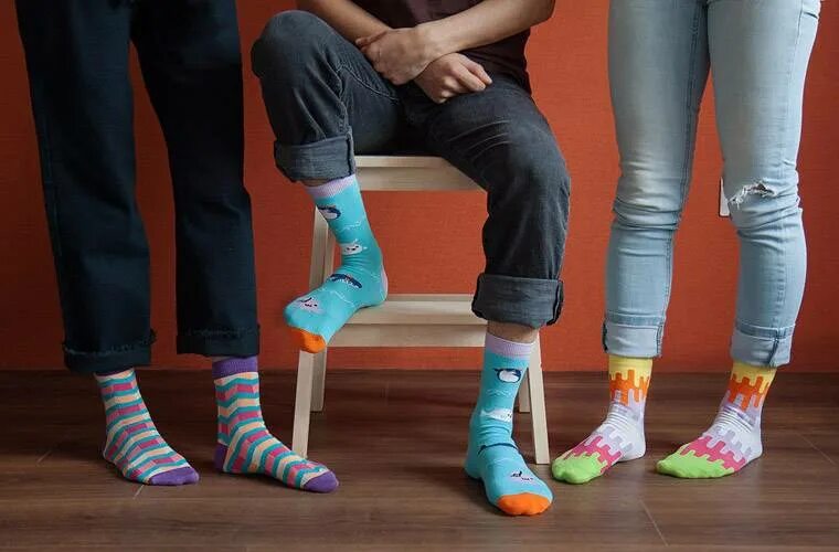 Мальчик в носочках. Стильные носки. Смешные носки. Ноги в разноцветных носках. Цветные носки.
