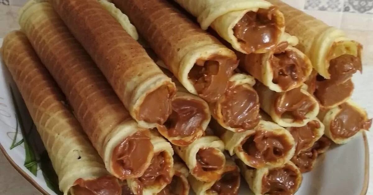 Трубочки со сгущенкой. Трубочки со сгущенкой. Трубочка со сгущенкой айвазян. Вафли трубочки со сгущенкой. Трубочки с вареной.