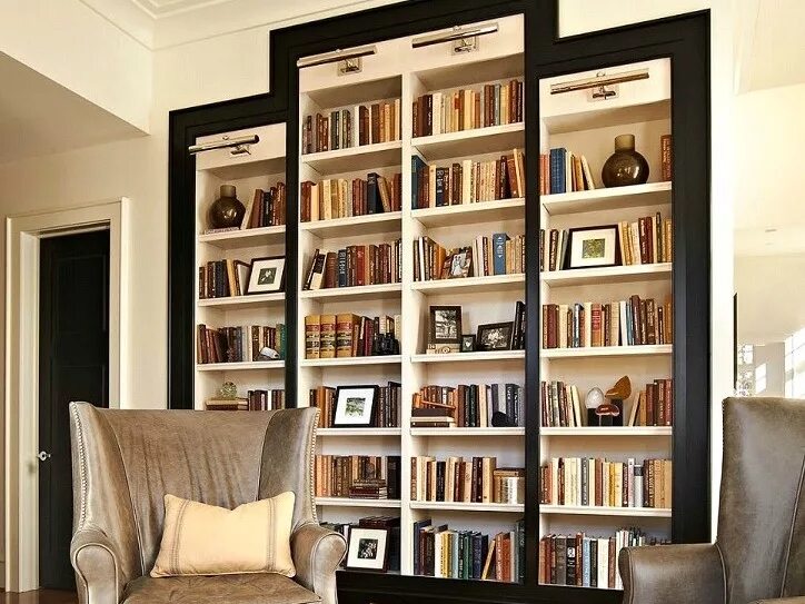 Книжный шкаф в управление огэ. Встроенный книжный шкаф. Встроенные в нишу книжные шкафы. Книжный шкаф в нише. Книжные шкафы в интерьере.