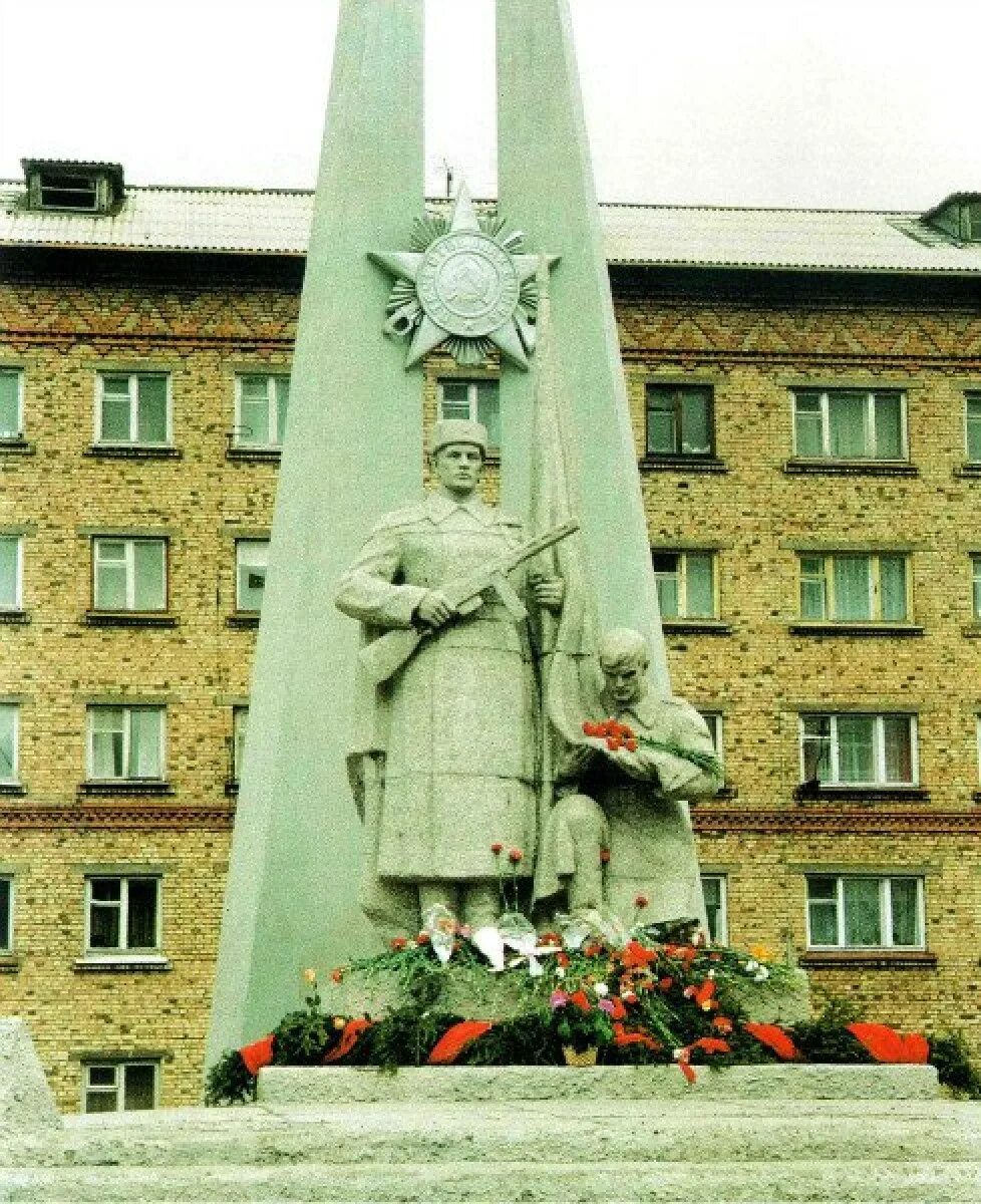 Монумент вечная слава сыктывкар. Памятник скорбящей матери в корткеросе. Мемориал вечный огонь сыктывкар. Скорбящий воин в сыктывкаре. Памятники истории республики коми.