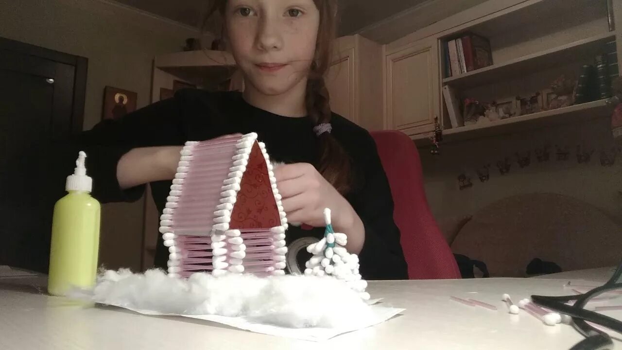 Домик из ушных. Домик из ватных палочек. домик из ушных палочек новогодняя. новогодний дом из ушных палочек. поделка из ушных палочек домик.