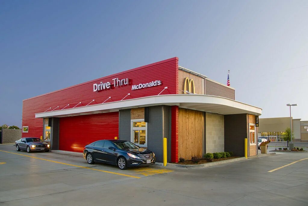 Drive thru. Макдоналдс Drive in. Drive thru MCDONALDS. Drive thru кафе. Drive in ресторан.