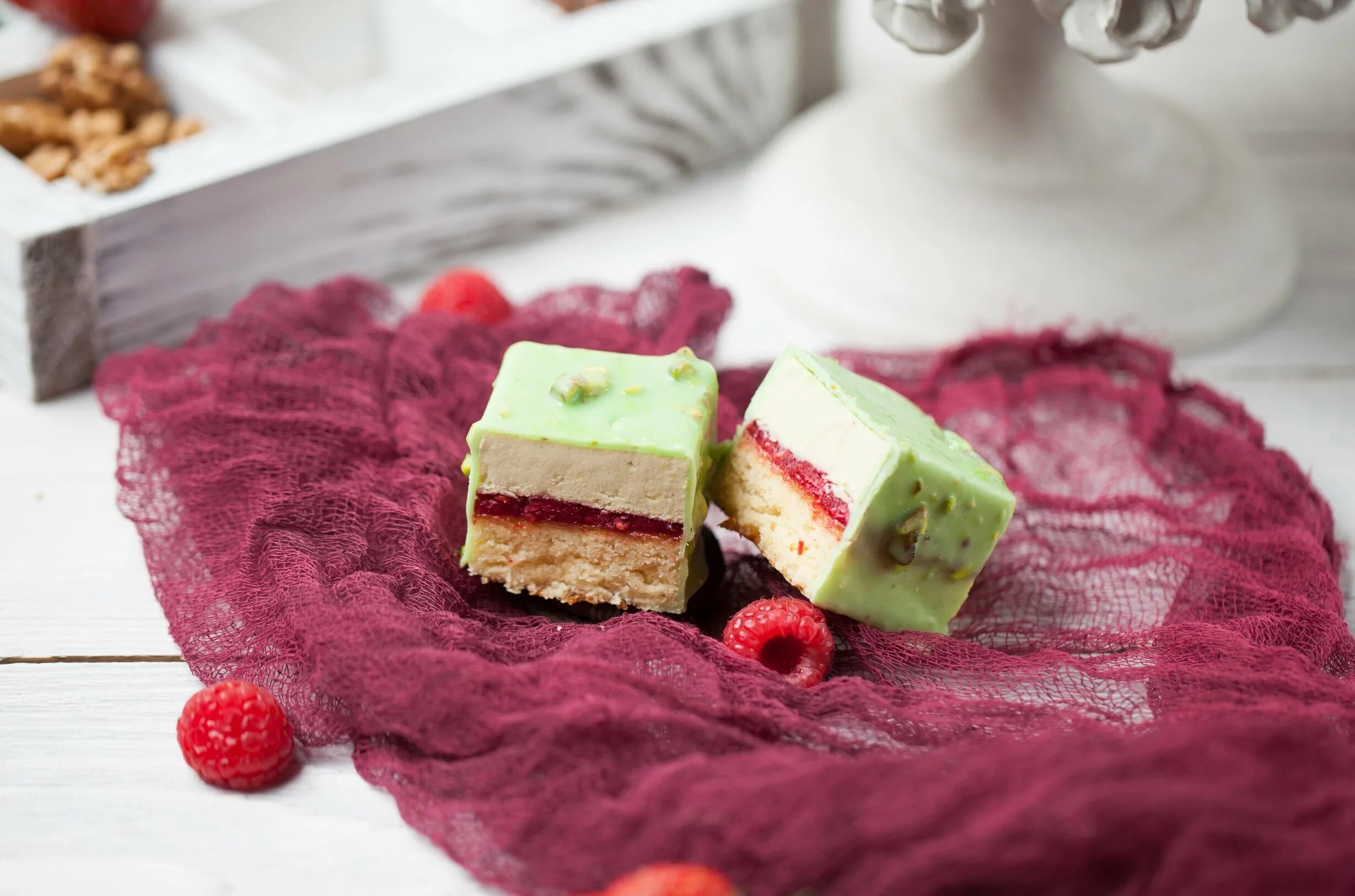 Торт kristof малина-фисташка. Пирожное фисташка малина. Торт «фисташковый с малиной» айс. Бенто торт фисташка малина. Пирожное фисташковое с малиной.