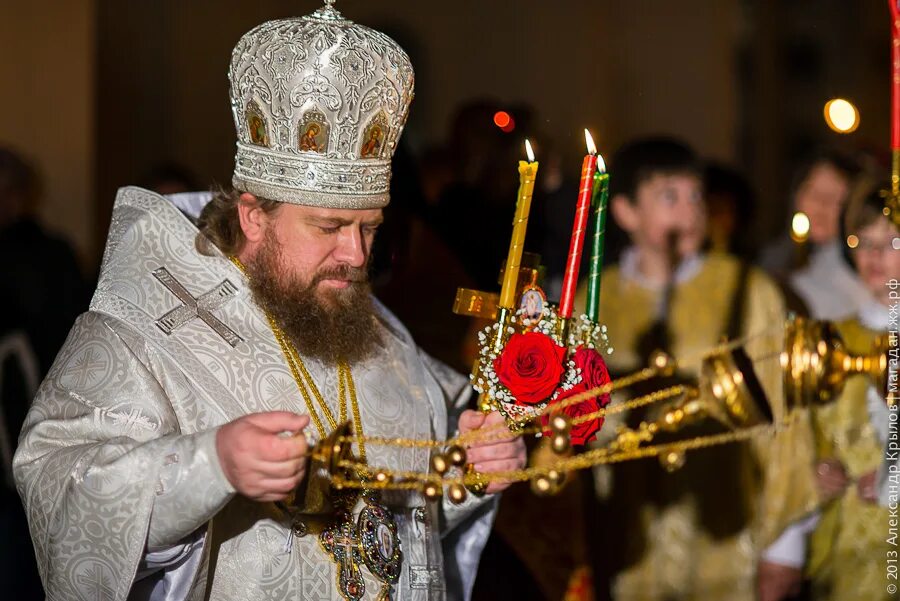 Церковь и духовенство. Священнослужитель в церкви. Служитель церкви. Церковный служитель. Поп церковный.