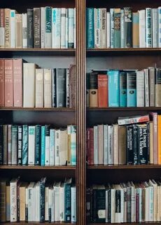 В шкафу стоят книги на полках
