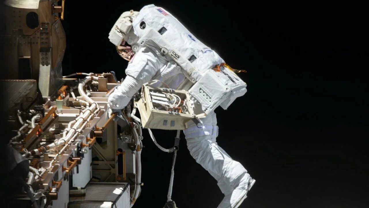 Космонавт NASA. Открытый космос американский МКС. Международная Космическая станция космонавты. Фрэнк Рубио космонавт.