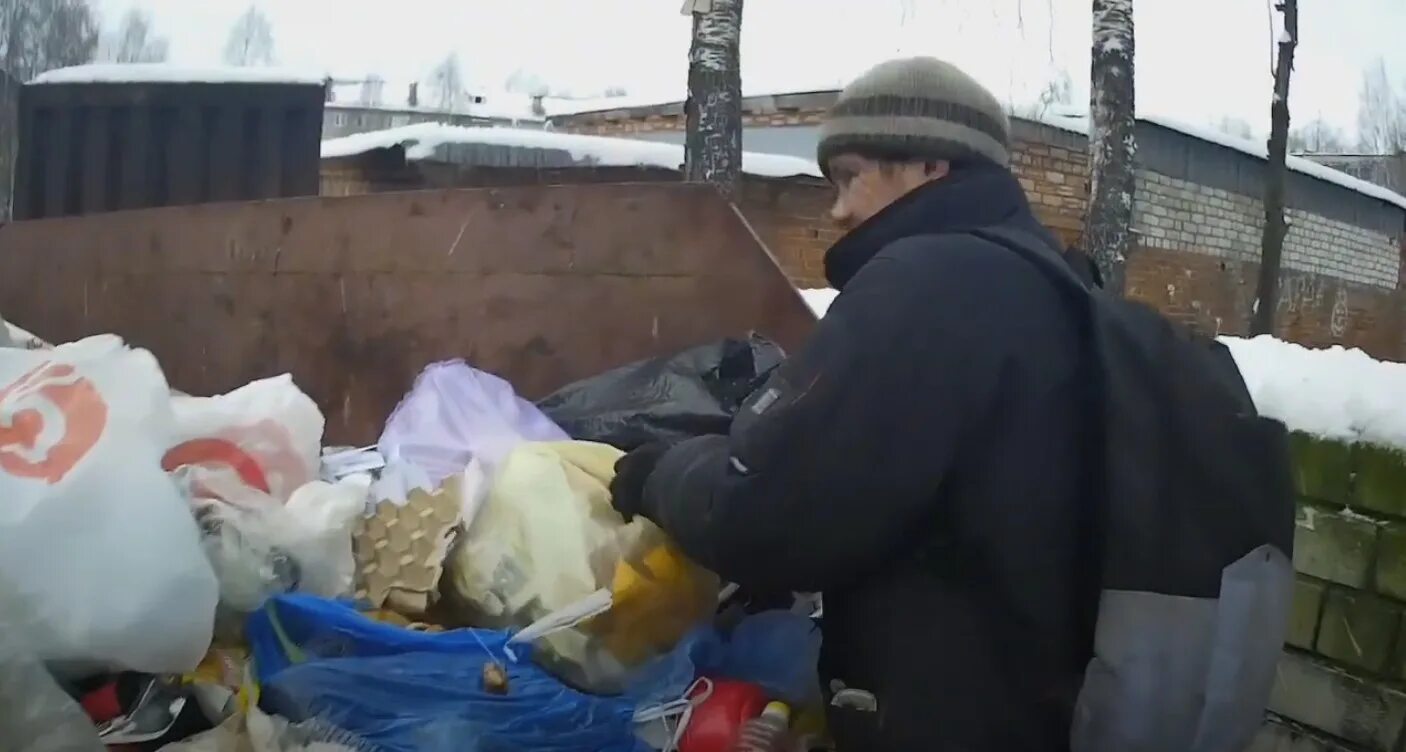 Блогерша лапа хапа с бомжами. Полиция копается в мусорке. Блогира которые копатется в мусорках. Фото бездомного и бизнесмена.