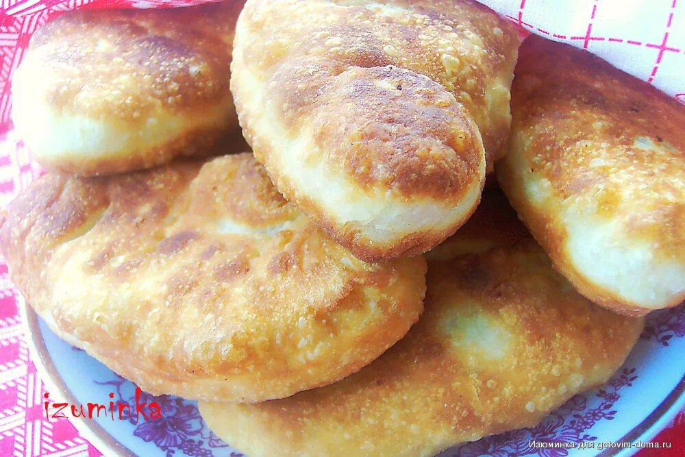 Пресное тесто для пирожков. Тесто для пирожков. Пирожки бездрожжевые жареные. Быстрое тесто для пирожков. Пирожки на пресном тесте жареные.