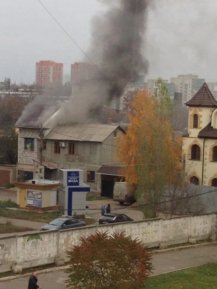 Какая сейчас обстановка в воронеже. Пожар в Придонском Воронеж. Пожар в частном секторе. Чижовка частный сектор. Пожар в Воронеже сейчас.