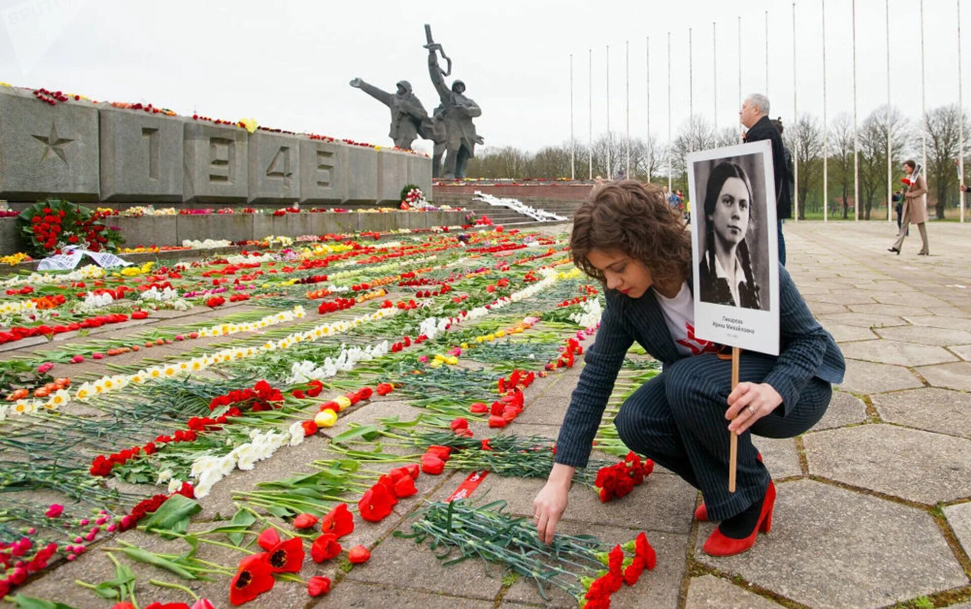 9 мая в латвии. Латвия отменила 9 мая. рига 9 мая 2025. бессмертный полк 9 мая в риге. рига 9 мая.