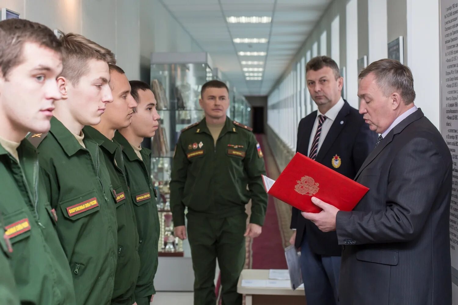 Переподготовка увольняемых в запас. Награждение военнослужащих. Поощрение военнослужащих. Увольнение в запас военнослужащих. Уволенные военнослужащие.