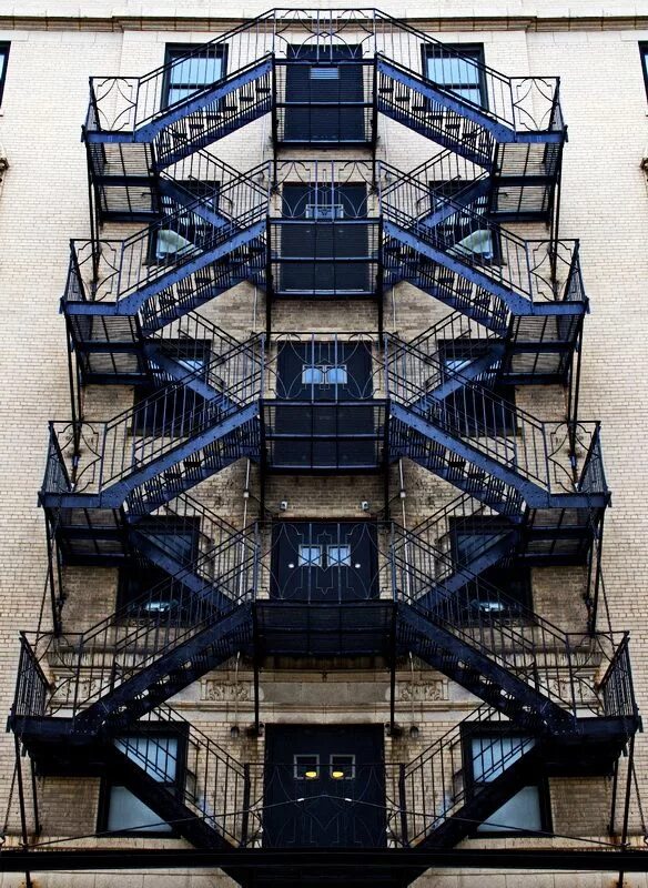 В многоэтажном доме между этажами одинаковое. Лестница многоэтажки. Лестница в многоэтажном доме. Пожарные лестницы в многоэтажных домах. Наружная лестница в многоэтажном доме.