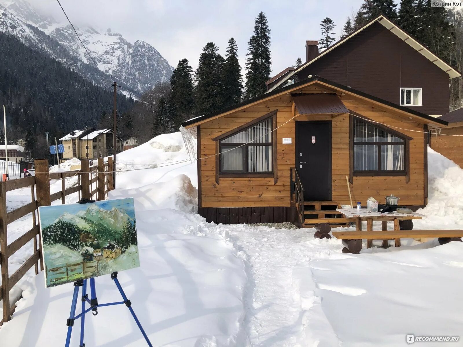 Отель домбай форест. Сосновый рай домбай. Гостиница стелла домбай ул карачаевская. Домбай деревянные домики. Домики в домбае.