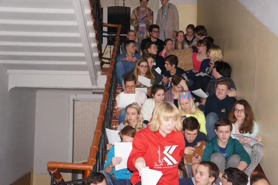 Темный класс в школе. Школа ночью. Школьный кабинет темный. Школа ночью. Коридор школы ночью.