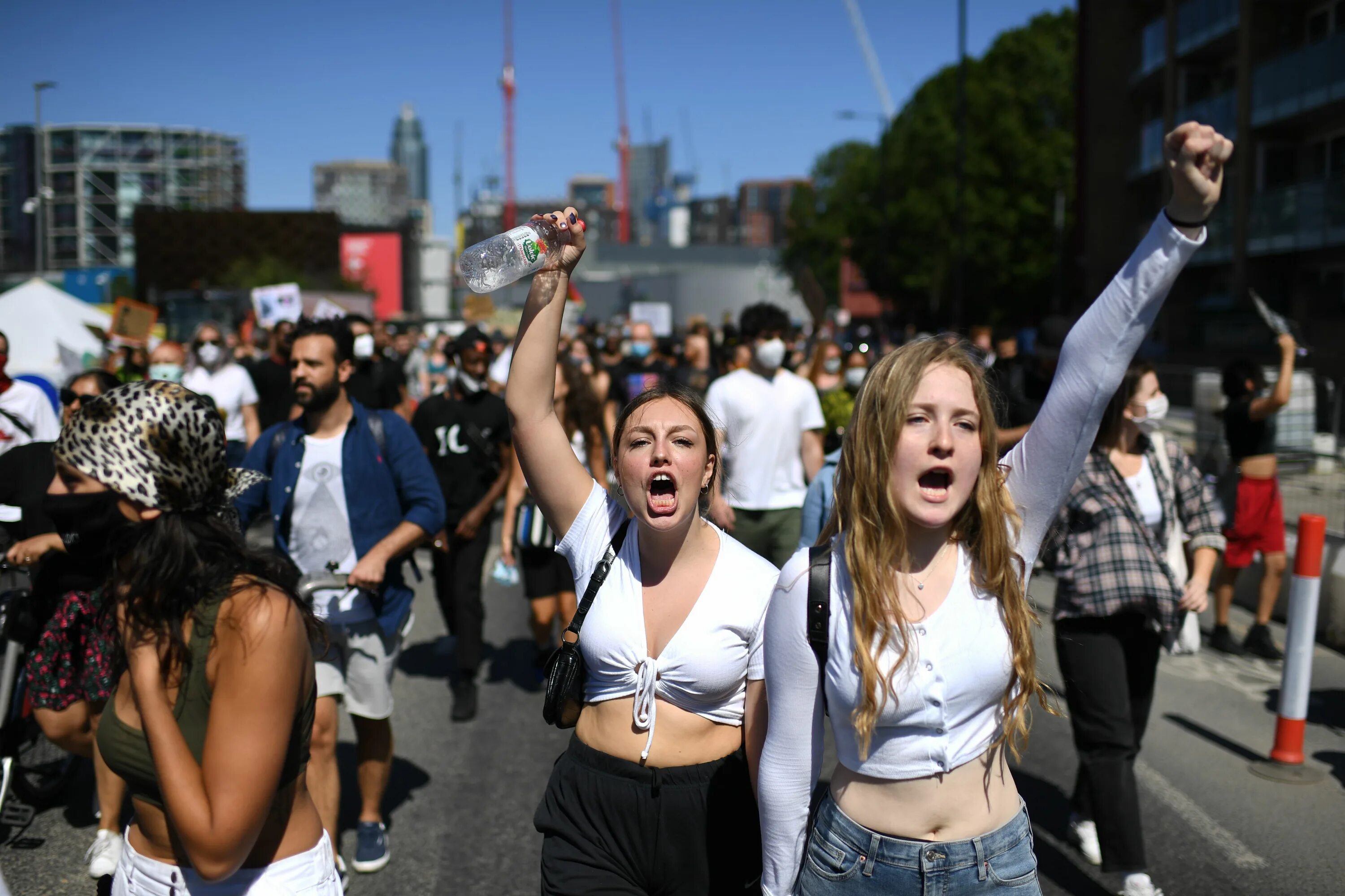 Небольшая группа людей для выражения протеста. Протесты в Великобритании. Беспорядки в Англии в 2011 году. Беспорядки в Лондоне август 2011.