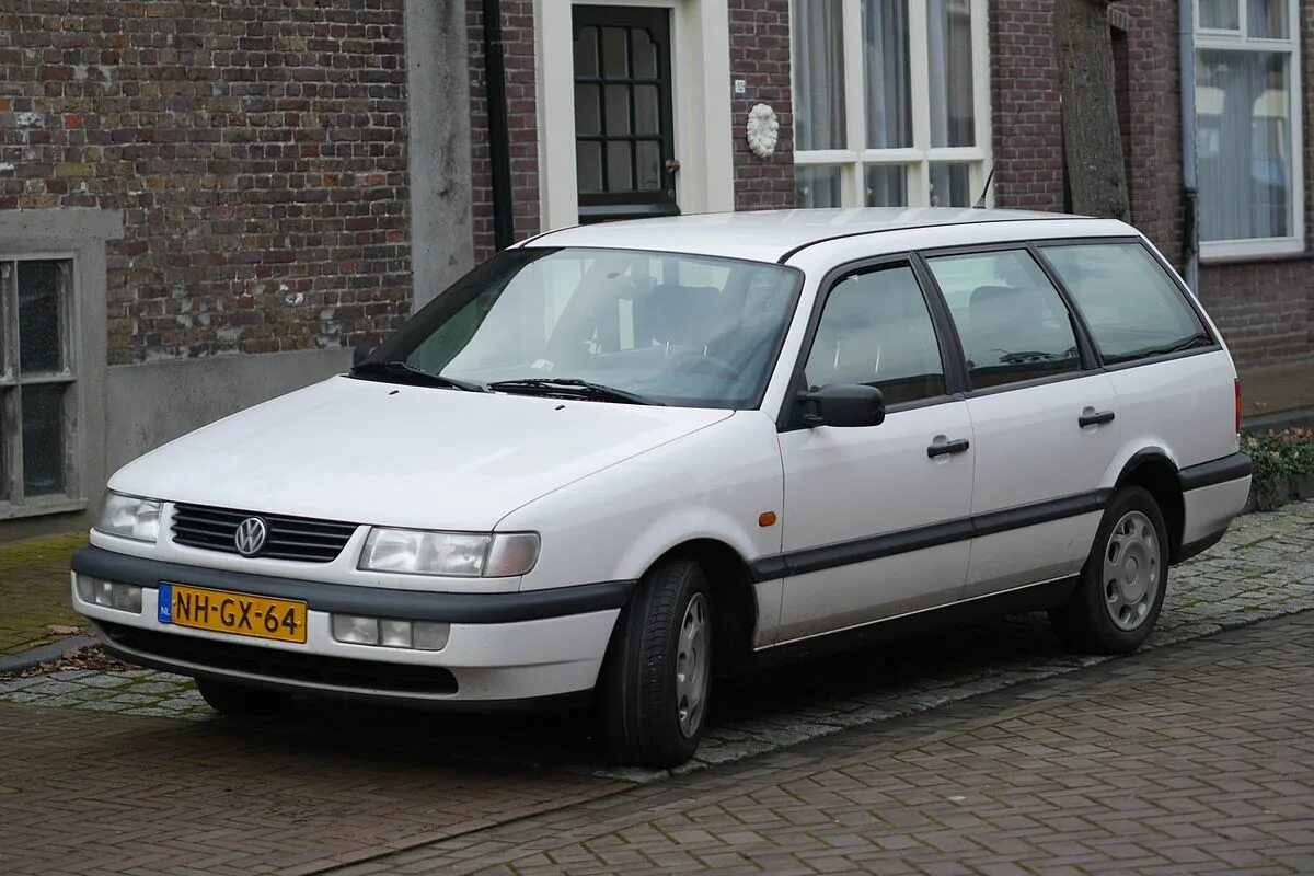 Купить фольксваген в3. Volkswagen Passat b4 variant. Фольксваген Пассат b4 универсал. Фольксваген Пассат b4 седан. Фольксваген Пассат b4 1993.
