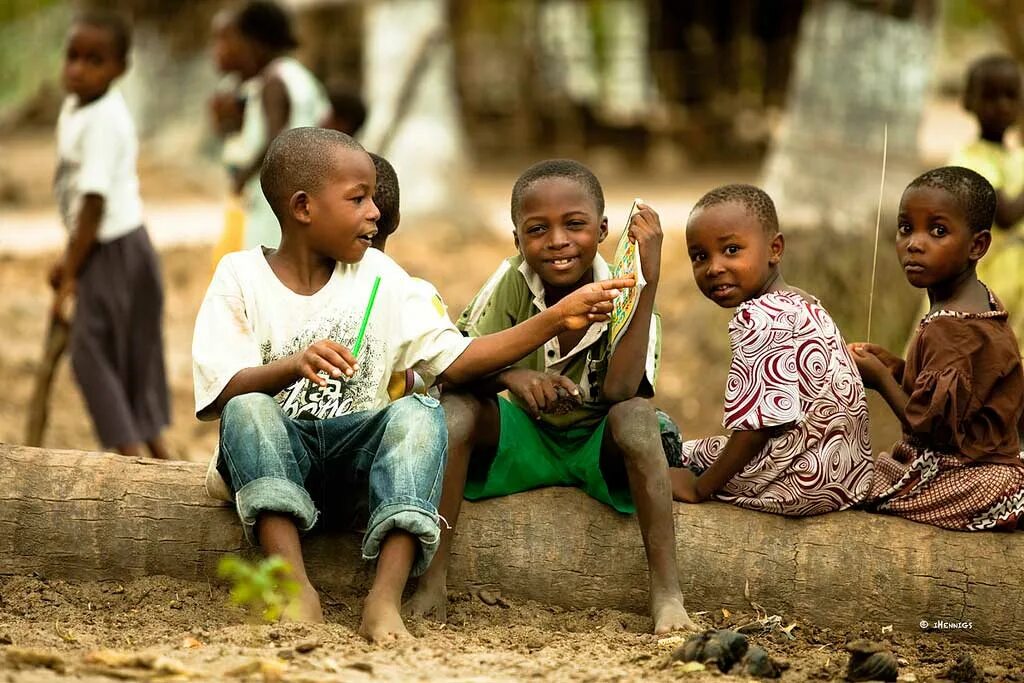 They lives in africa. Счастливые дети Африки. Бедные африканские девочки. Африка и африканские лети.