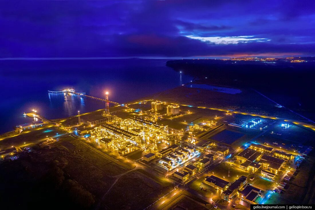 сахалин-2 спг завод. комплекс пригородное на сахалине. сахалинская область. завод спг корсаков. завод спг сахалин.