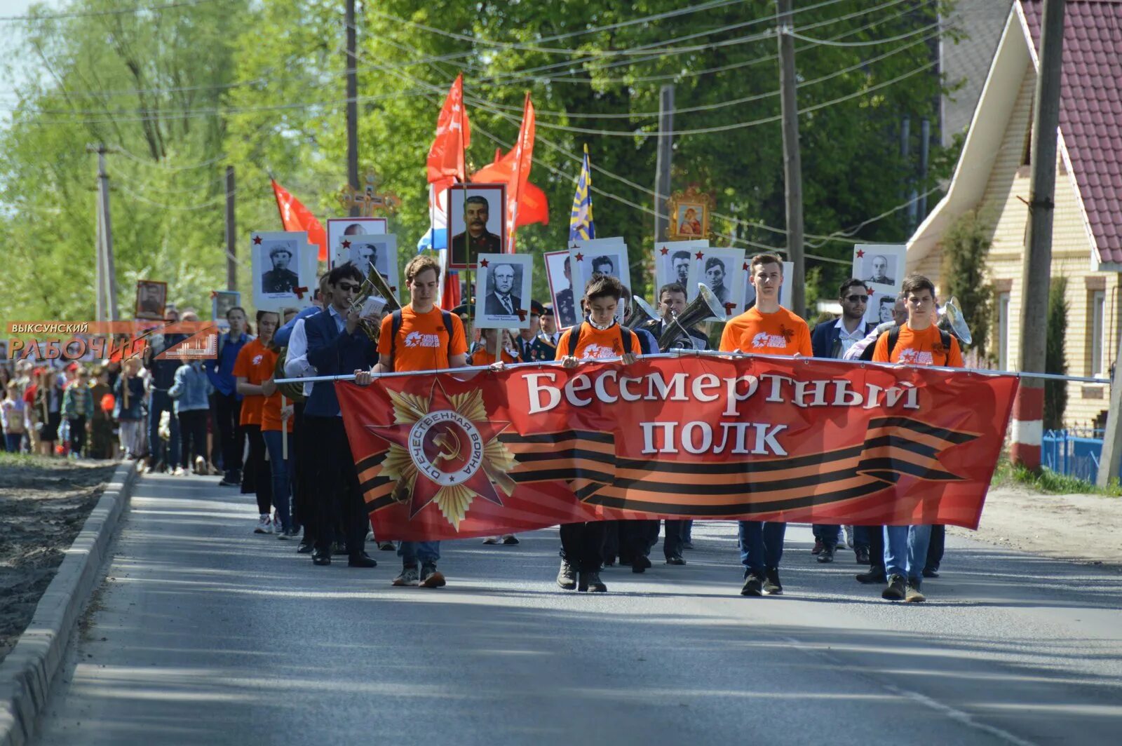 Течет река бессмертного полка слова. Бессмертный полк Выкса 2022. Бессмертный полк Выкса. Река Бессмертного полка. Течёт река Бессмертного полка.