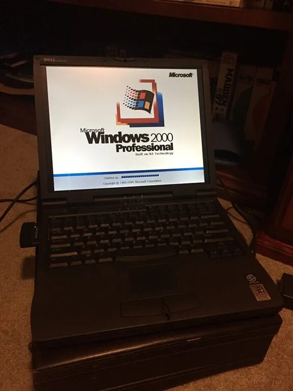 Игровой ноутбук с windows 2000. Dell latitude 2000 года. Windows 2000 ноутбуки. Dell, windows 95. Compaq presario 1700.