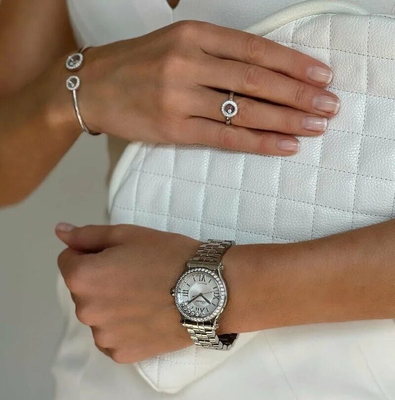 Как правильно носить наручные часы женские. Дорогие часы на руке. Мужские часы на руке. Tissot classic dream. Dt no.