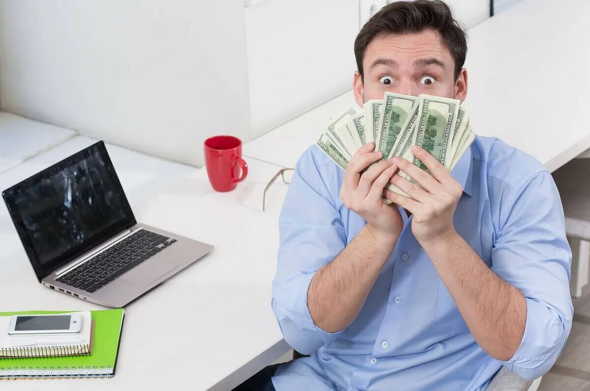 Получите свой первый доход. Зарабатывать деньги. Деньги в интернете. Заработок денег. Компьютер и деньги.