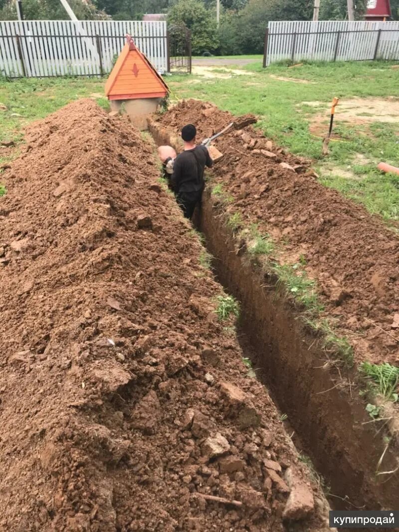 Копка траншеи работа. Копка траншеи вручную. копка траншеи под водопровод вручную. ручная копка траншей. механическая копка траншей.