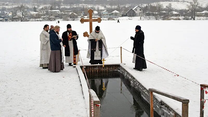 Крестить в честь святого. Храм в честь крещения Господня Тушино. Старинная купель для крещения. Купель в проруби. Крещение освящение воды на Иордане.