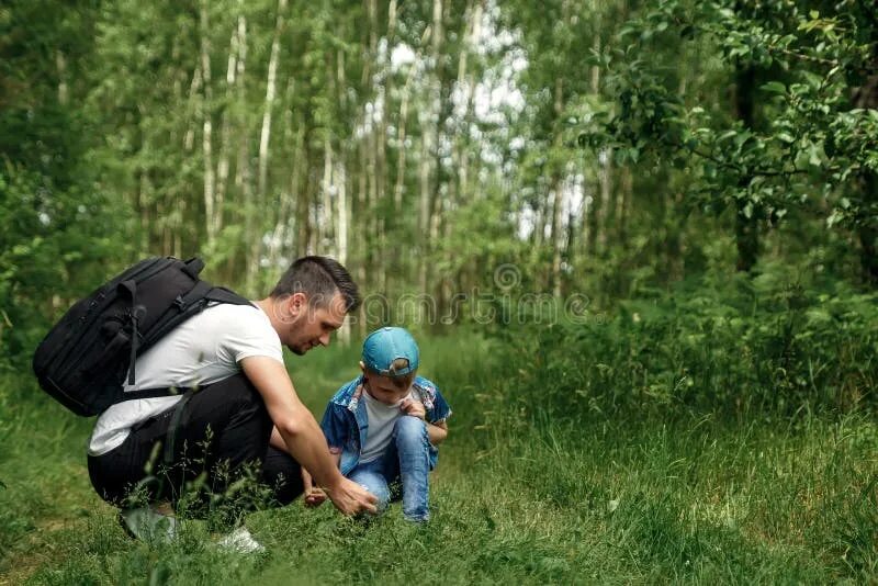 Сын в лесу. Папа и сын в лесу весной. Усталые папа и сын в лесу. Сыны леса. Дочка лесу папа