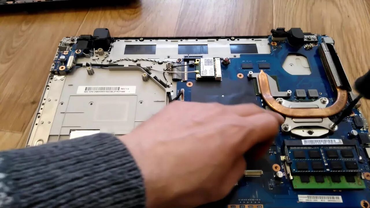 Samsung np300e7a Teardown. Samsung np300e7a видеочип. Ноутбук самсунг np300v5a sowru. Поддон для ноутбука Samsung np300e5a.