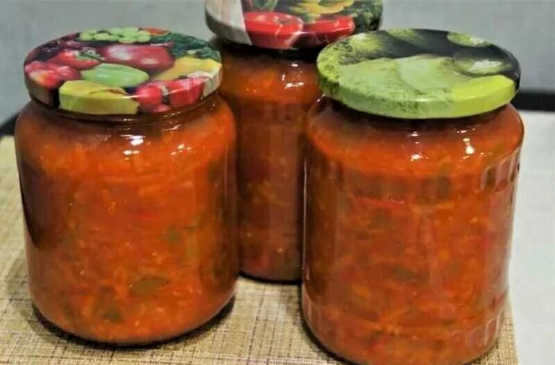 Салаты на зиму из кабачков и огурцов. Кабачковое лечо с чесночком. кабачковый салат на зиму. заготовки на зиму лечо. кабачки в томатном соусе на зиму.