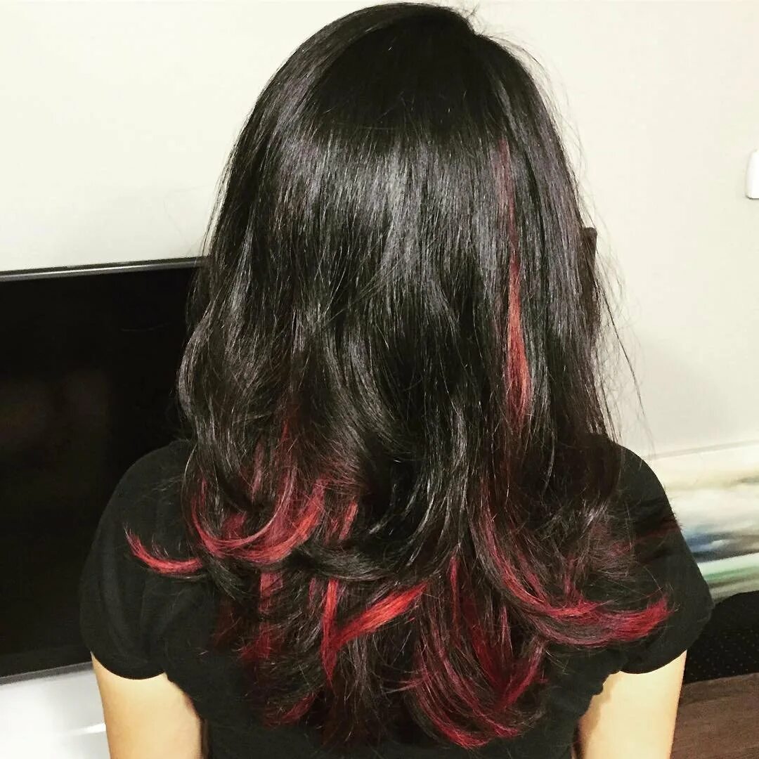 Фото волос черно красные. Красное мелирование на темные волосы. Красное мелирование на черные волосы. Темный цвет волос с красными прядями. Брюнетка с красными прядями.