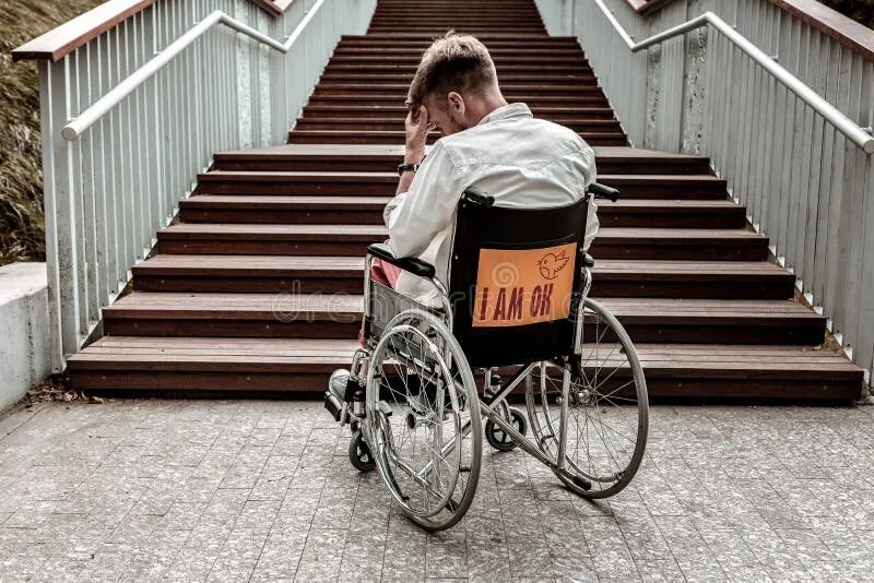 Invalid class. Лестница для инвалидов. Инвалидное кресло для лестницы. В инвалидном кресле перед лестницей. Коляски для инвалидов лестниц.