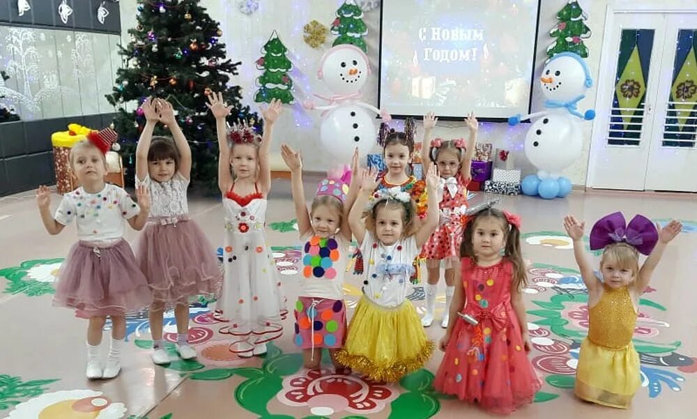 вручение новогодних подарков детям. новогодние подарки детям в детских садах. президентская елка 2019 москва. детский дом омская область. спектакли для детей омск.