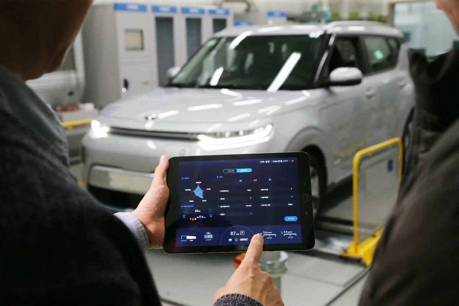 Авто смартфоны. Смартфон в автомобиле. смартфон hyundai. электромобиль hyundai motor group. hyundai tech.