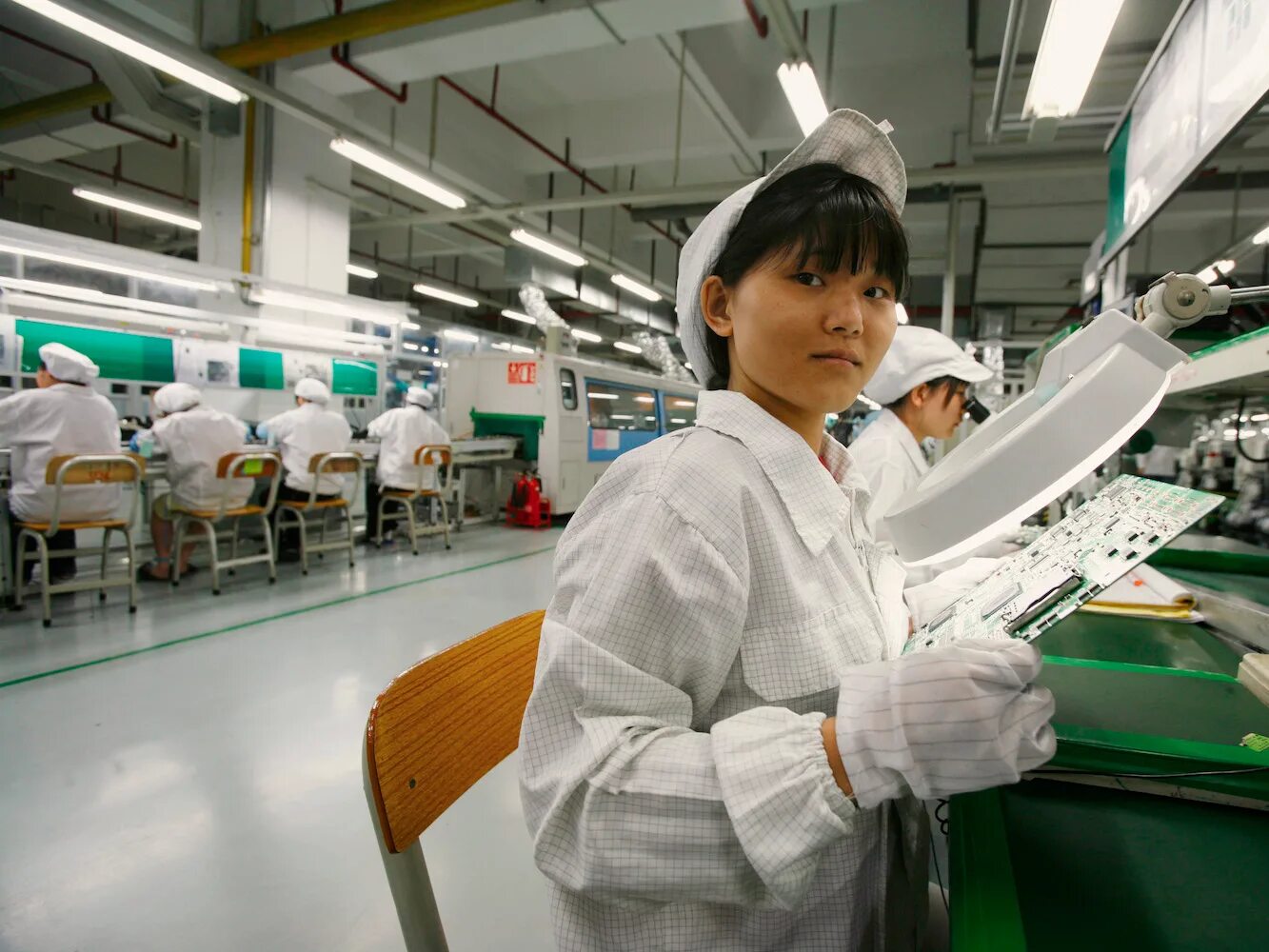 Фабрика Фоксконн Китай. Завод эпл в Китае. Китайцы на заводе. Рабочая Китая на фабрике.