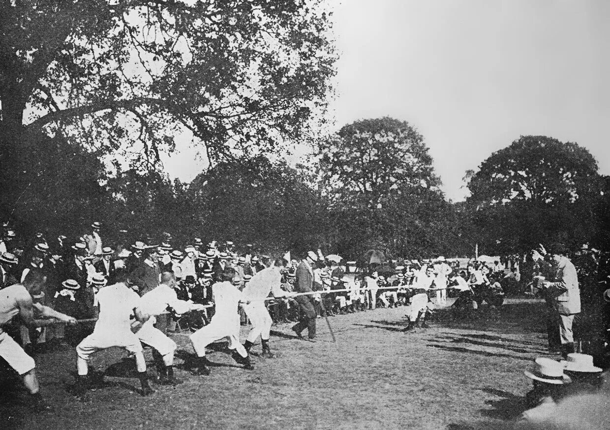 Версия 1900. Версия 1900. Олимпийские игры в париже 1900. Перетягивание каната олимпийские игры. Лос анджелес в 1900 году.