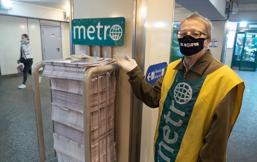 Пассажиры московского метро. Вагон метро мехико. K. Девушка в вагоне метро. Мемы из метро 2033.