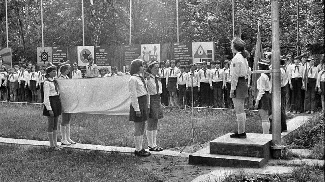 Пионерский лагерь салют Зюзино. Пионерский лагерь салют Минусинск. Пионерский лагерь имени Титова Одинцовский район. Пионерский лагерь рассвет красная Пахра.