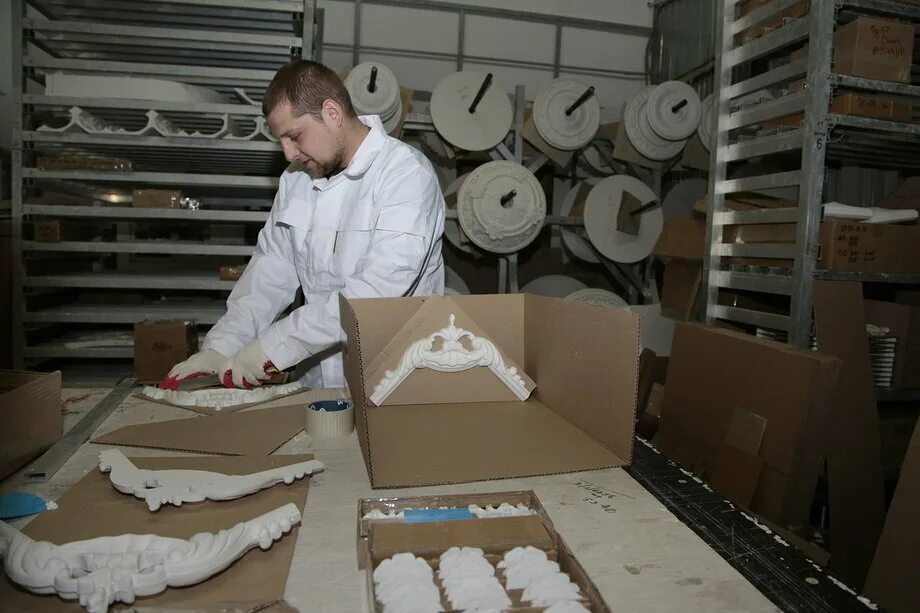 производство гипсовых изделий. сборочно-сварочный цех. изделия на токарном станке по дереву. производство из металла. завод жбк москва.