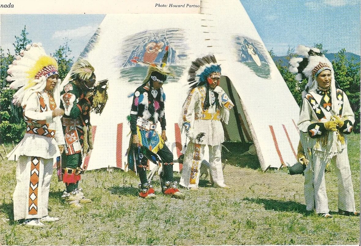 Индейцы алеуты эскимосы северной америки. Коренное население Канады индейцы и Эскимосы. Коренные жители Канады индейцы. Канада жители индейцы и Эскимосы. Коренные жители Канады Эскимосы.